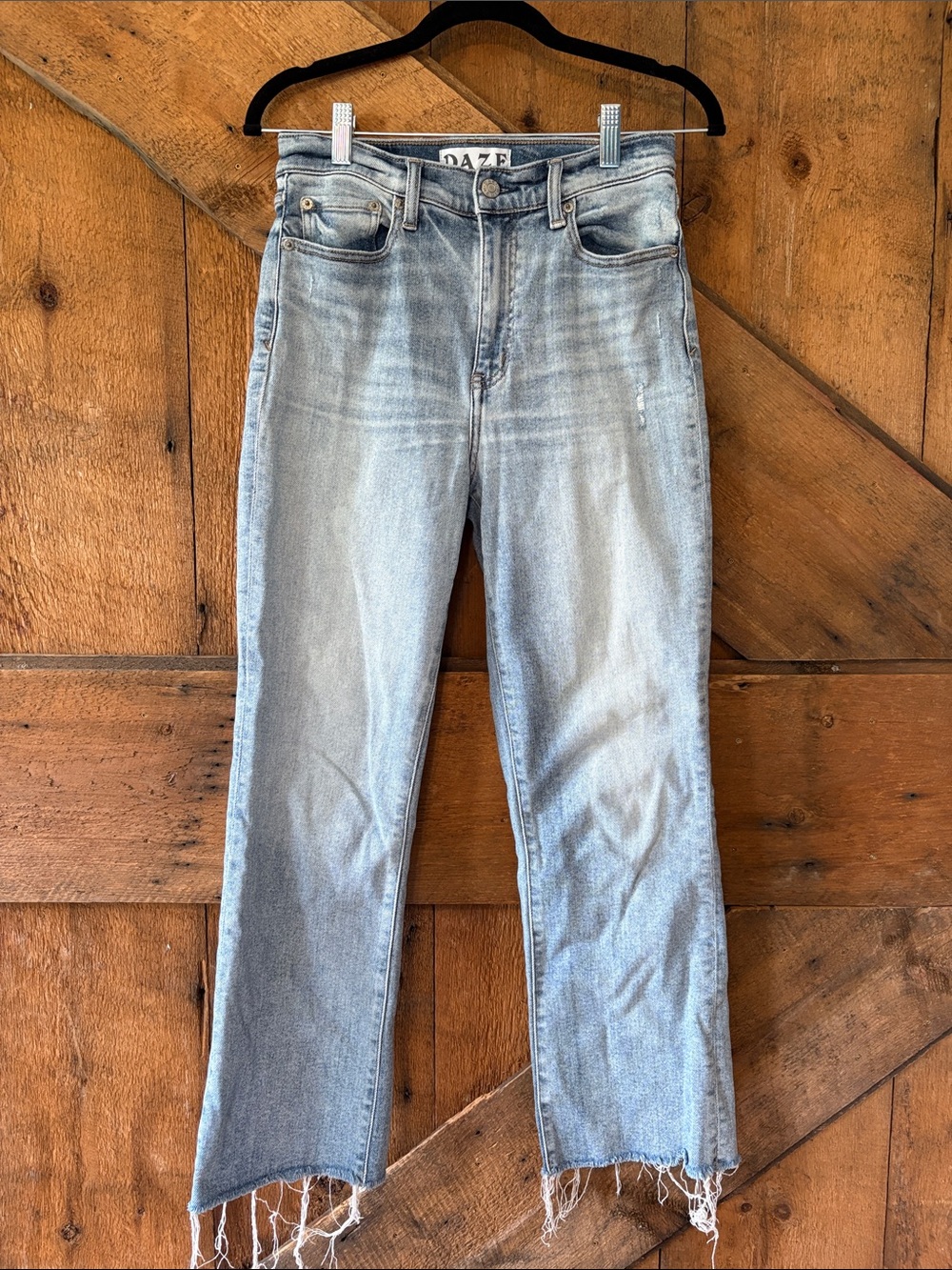 DAZE Women's Light Wash Cropped Frayed Hem Jeans